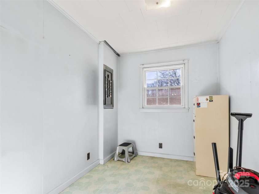 1879 White Oak Road, Burnsville, NC 28714.  MLS# CAR4319421, YatesRealty ID 829. 