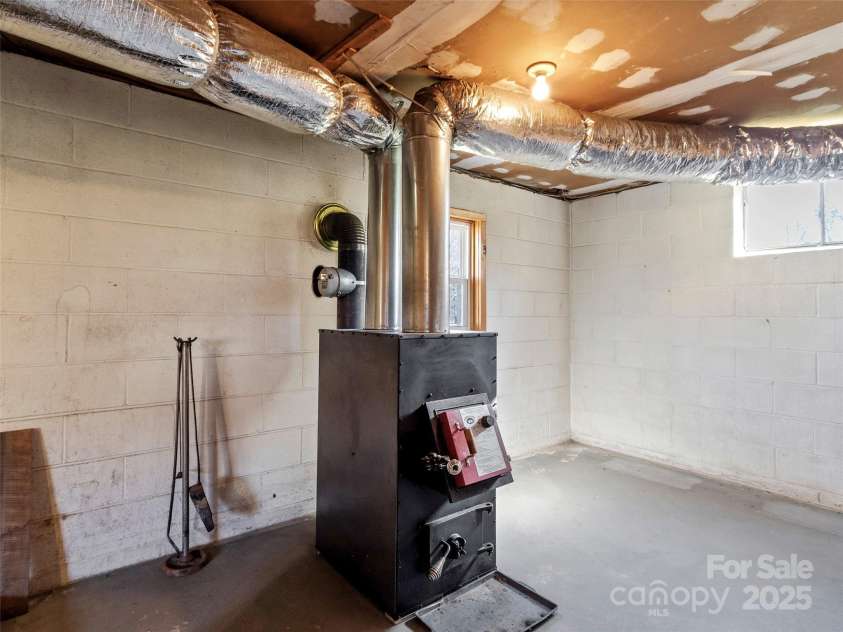 1879 White Oak Road, Burnsville, NC 28714.  MLS# CAR4319421, YatesRealty ID 829. 