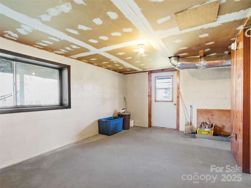 1879 White Oak Road, Burnsville, NC 28714.  MLS# CAR4319421, YatesRealty ID 829. 