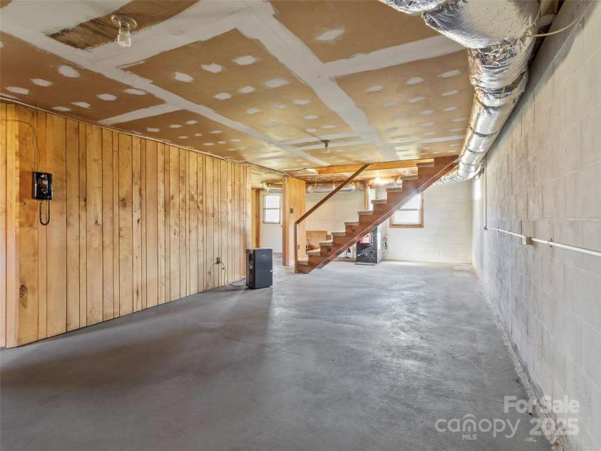 1879 White Oak Road, Burnsville, NC 28714.  MLS# CAR4319421, YatesRealty ID 829. 