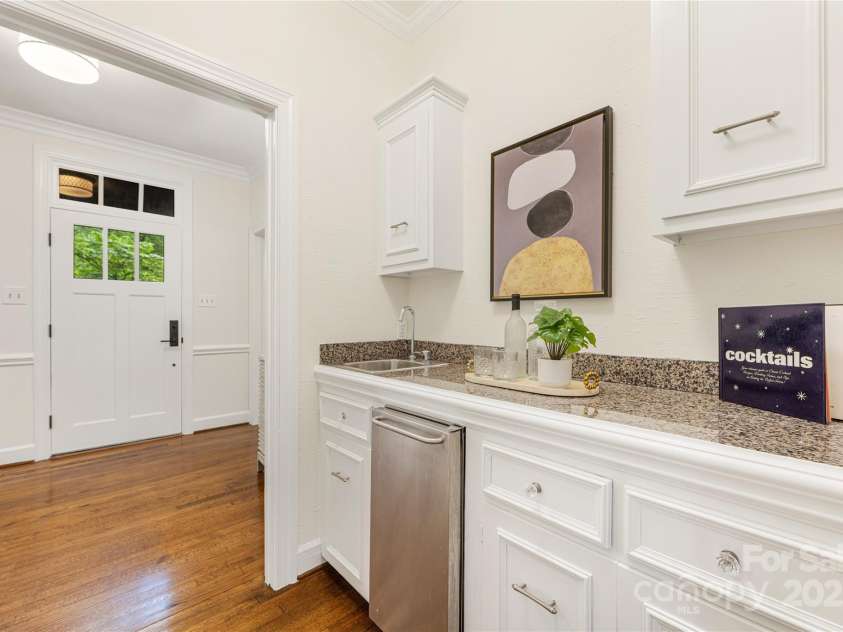 310 Whitestone Road, Charlotte, NC 28270.  MLS# CAR4251162, YatesRealty ID 8290. Butler's Pantry/Bar
