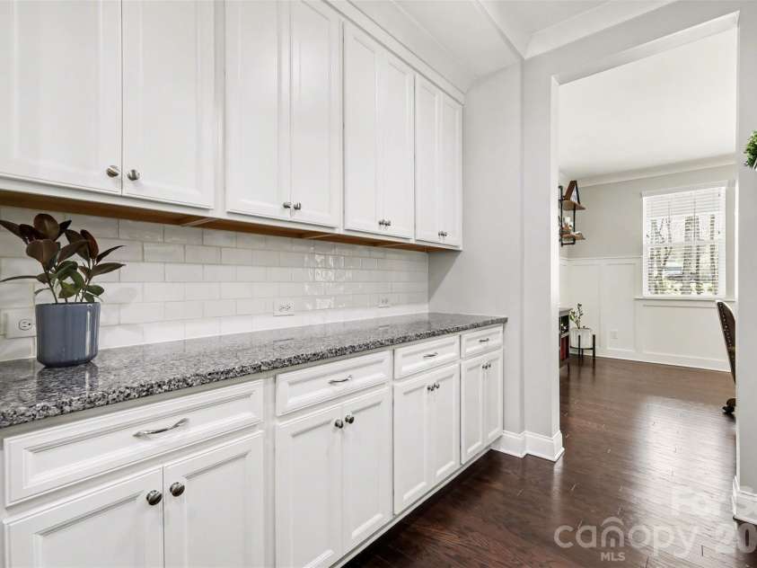 174 Country Lake Drive, Mooresville, NC 28115.  MLS# CAR4361802, YatesRealty ID 8293. Butlers pantry area, perfect for extra storage, food serving, bar...many functions for this space!