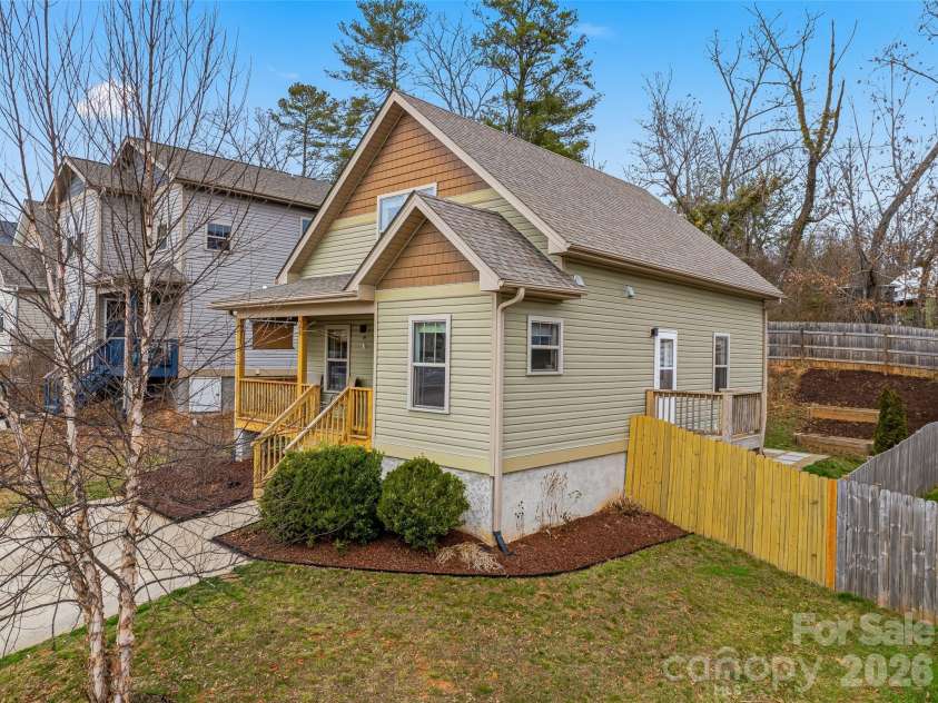 21 Yarrow Meadow Road, Weaverville, NC 28787.  MLS# CAR4352433, YatesRealty ID 8296. 