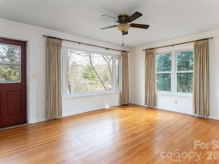 180 Lakewood Drive, Asheville, NC 28803.  MLS# CAR4341073, YatesRealty ID 8297. 1 Bed Apartment Living