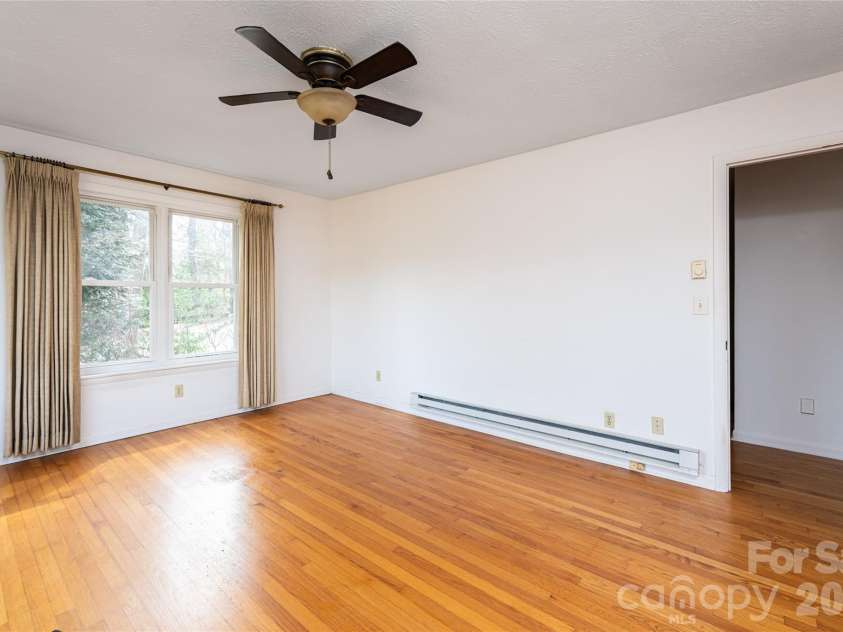 180 Lakewood Drive, Asheville, NC 28803.  MLS# CAR4341073, YatesRealty ID 8297. 1 Bed Apartment Living