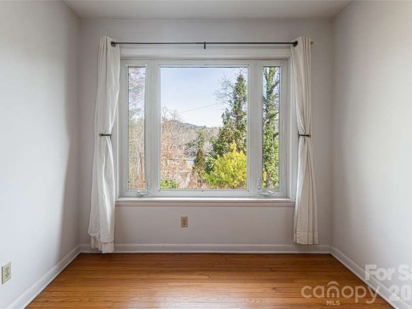 180 Lakewood Drive, Asheville, NC 28803.  MLS# CAR4341073, YatesRealty ID 8297. 1 Bedroom Apart Dining Area