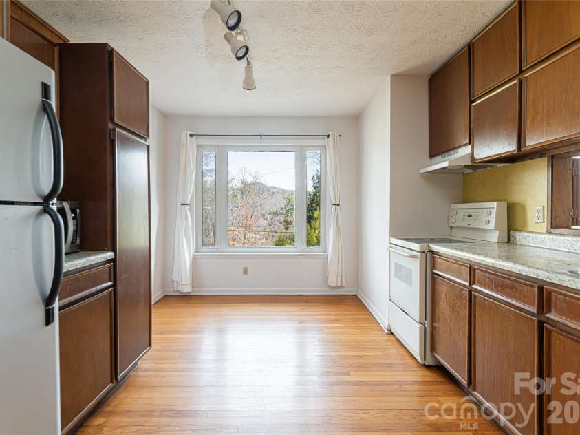 180 Lakewood Drive, Asheville, NC 28803.  MLS# CAR4341073, YatesRealty ID 8297. 1 Bedroom Apart Kitchen