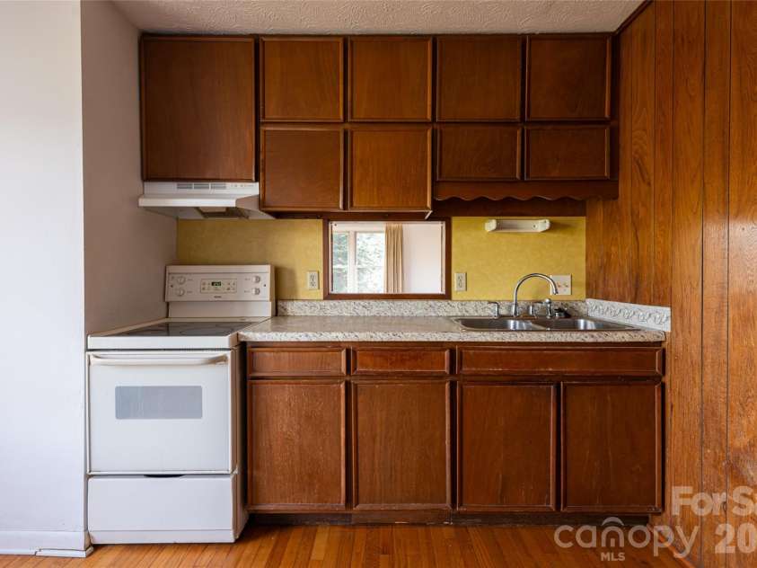 180 Lakewood Drive, Asheville, NC 28803.  MLS# CAR4341073, YatesRealty ID 8297. 1 Bedroom Apart Kitchen