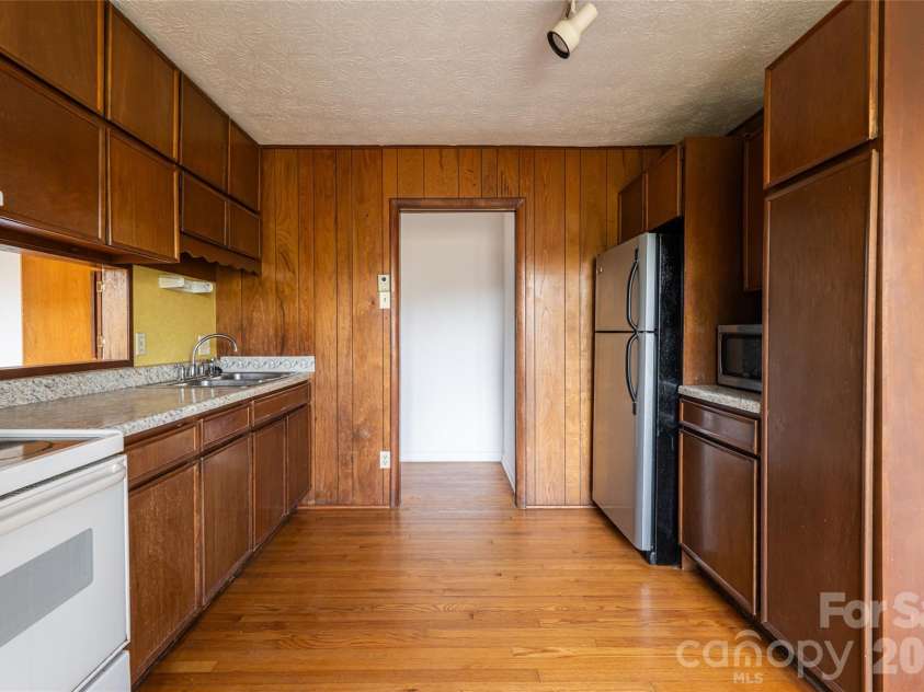 180 Lakewood Drive, Asheville, NC 28803.  MLS# CAR4341073, YatesRealty ID 8297. 1 Bedroom Apart Kitchen