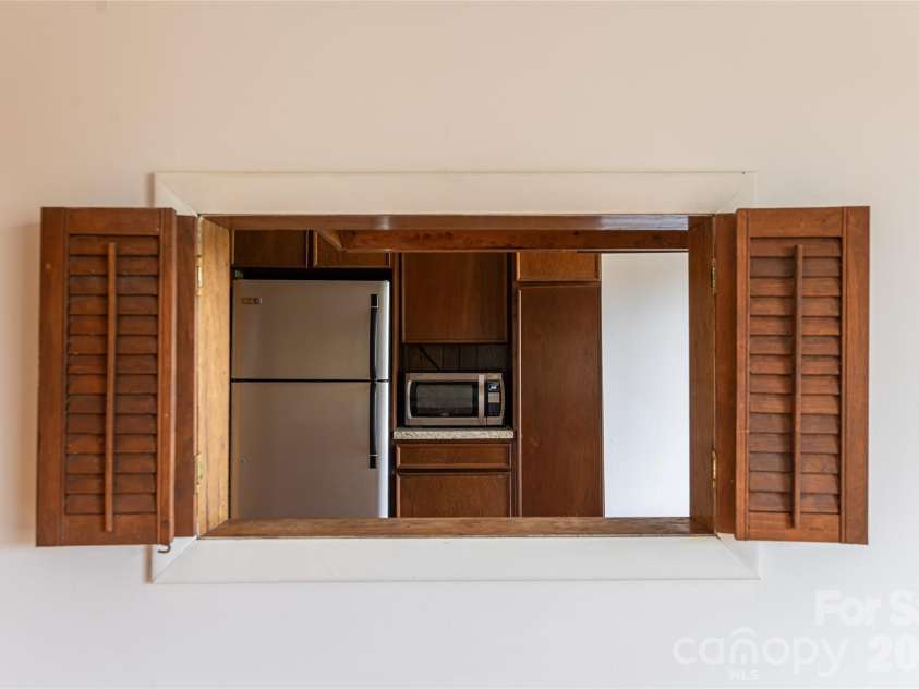 180 Lakewood Drive, Asheville, NC 28803.  MLS# CAR4341073, YatesRealty ID 8297. 1 Bedroom Apart Pass Through