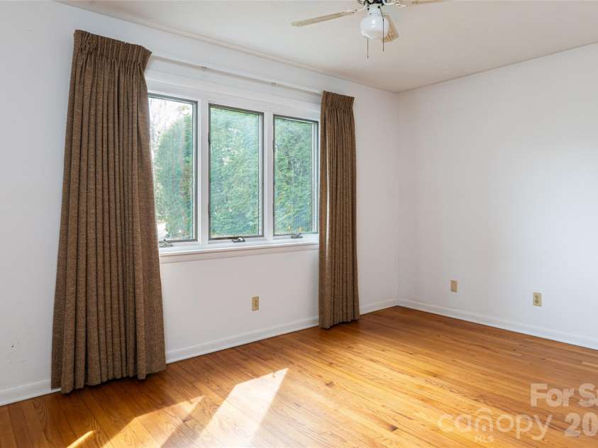 180 Lakewood Drive, Asheville, NC 28803.  MLS# CAR4341073, YatesRealty ID 8297. 1 Bedroom Apt | Bedroom