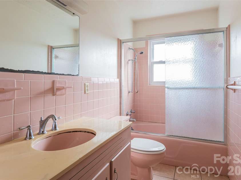 180 Lakewood Drive, Asheville, NC 28803.  MLS# CAR4341073, YatesRealty ID 8297. 1 Bedroom Apt Main Bath