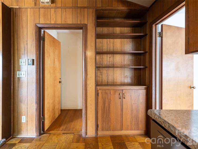 180 Lakewood Drive, Asheville, NC 28803.  MLS# CAR4341073, YatesRealty ID 8297. 2 Bed Apt | Alcoves