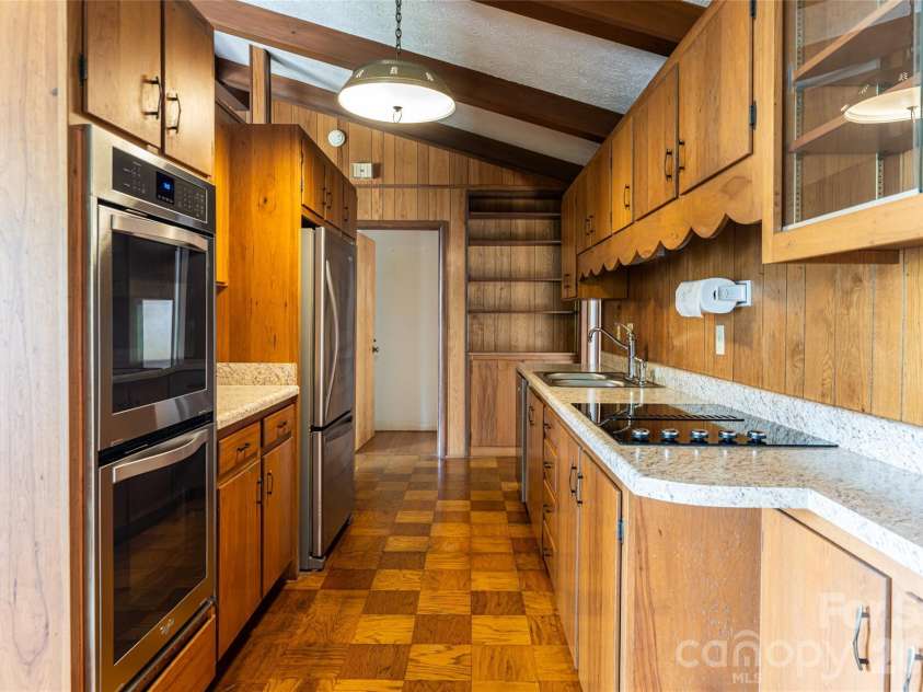 180 Lakewood Drive, Asheville, NC 28803.  MLS# CAR4341073, YatesRealty ID 8297. 2 Bed Apt | Kitchen