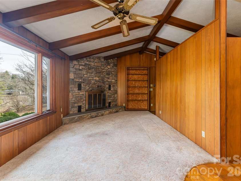 180 Lakewood Drive, Asheville, NC 28803.  MLS# CAR4341073, YatesRealty ID 8297. 2 Bed Apt | Living Room