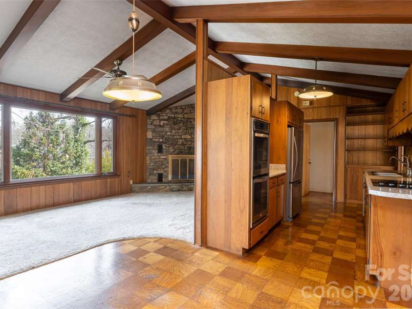 180 Lakewood Drive, Asheville, NC 28803.  MLS# CAR4341073, YatesRealty ID 8297. 2 Bed Apt | Open Living