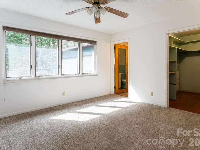 180 Lakewood Drive, Asheville, NC 28803.  MLS# CAR4341073, YatesRealty ID 8297. 2 Bed Apt | Primary Bedroom