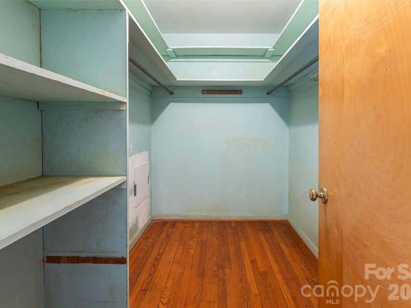 180 Lakewood Drive, Asheville, NC 28803.  MLS# CAR4341073, YatesRealty ID 8297. 2 Bed Apt | Primary Closet