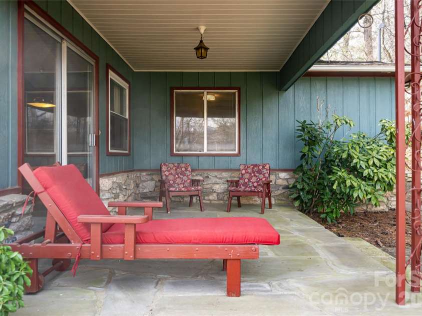 180 Lakewood Drive, Asheville, NC 28803.  MLS# CAR4341073, YatesRealty ID 8297. 2 Bedroom Apt | Covered Porch