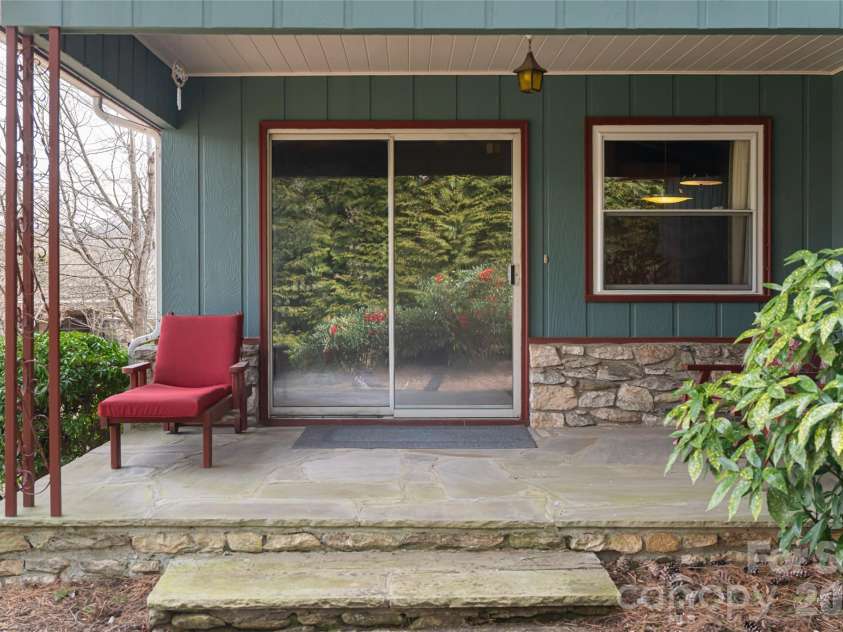 180 Lakewood Drive, Asheville, NC 28803.  MLS# CAR4341073, YatesRealty ID 8297. 2 Bedroom Apt | Covered Porch