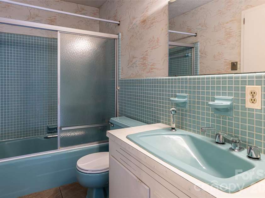 180 Lakewood Drive, Asheville, NC 28803.  MLS# CAR4341073, YatesRealty ID 8297. 2 Bedroom Apt | Main Bath