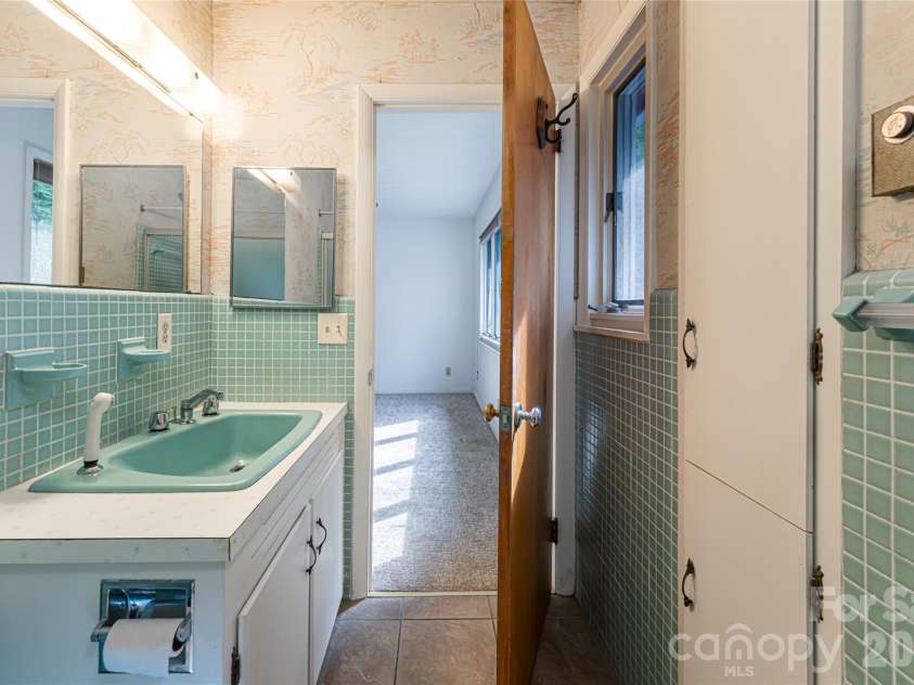 180 Lakewood Drive, Asheville, NC 28803.  MLS# CAR4341073, YatesRealty ID 8297. 2 Bedroom Apt | Main Bath