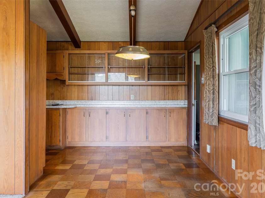 180 Lakewood Drive, Asheville, NC 28803.  MLS# CAR4341073, YatesRealty ID 8297. 2 Bedroom Dining Area