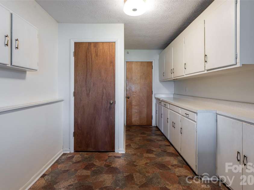 180 Lakewood Drive, Asheville, NC 28803.  MLS# CAR4341073, YatesRealty ID 8297. 2 Bedroom | Laundry and Half Bath