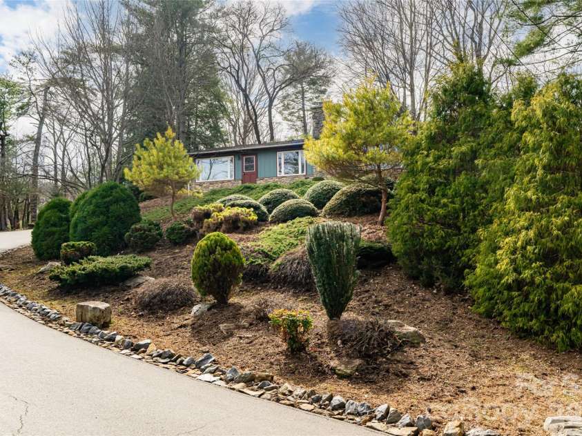 180 Lakewood Drive, Asheville, NC 28803.  MLS# CAR4341073, YatesRealty ID 8297. Driveway