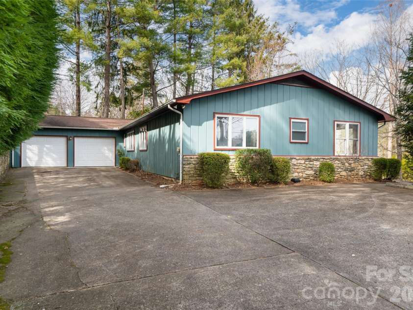 180 Lakewood Drive, Asheville, NC 28803.  MLS# CAR4341073, YatesRealty ID 8297. Garage and Drive