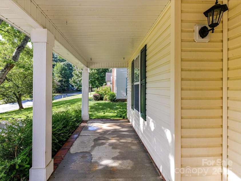 6027 Edinmeadow Lane, Charlotte, NC 28269.  MLS# CAR4284347, YatesRealty ID 8297. 