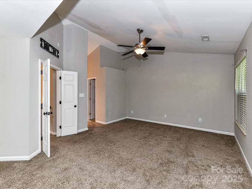 6027 Edinmeadow Lane, Charlotte, NC 28269.  MLS# CAR4284347, YatesRealty ID 8297. 