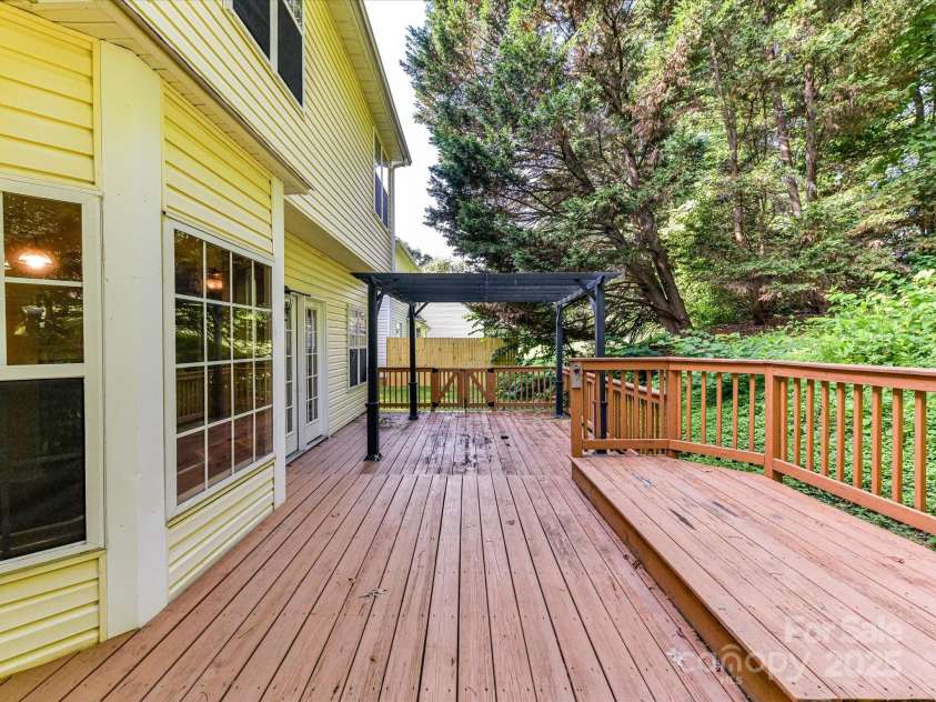 6027 Edinmeadow Lane, Charlotte, NC 28269.  MLS# CAR4284347, YatesRealty ID 8297. 
