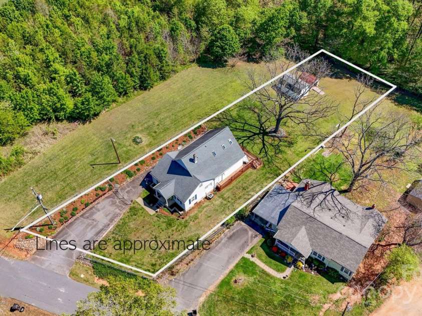 112 11th Street, Hildebran, NC 28637.  MLS# CAR4245472, YatesRealty ID 8299. 