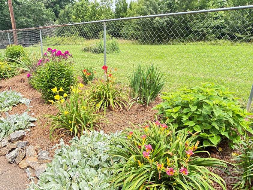 112 11th Street, Hildebran, NC 28637.  MLS# CAR4245472, YatesRealty ID 8299. 