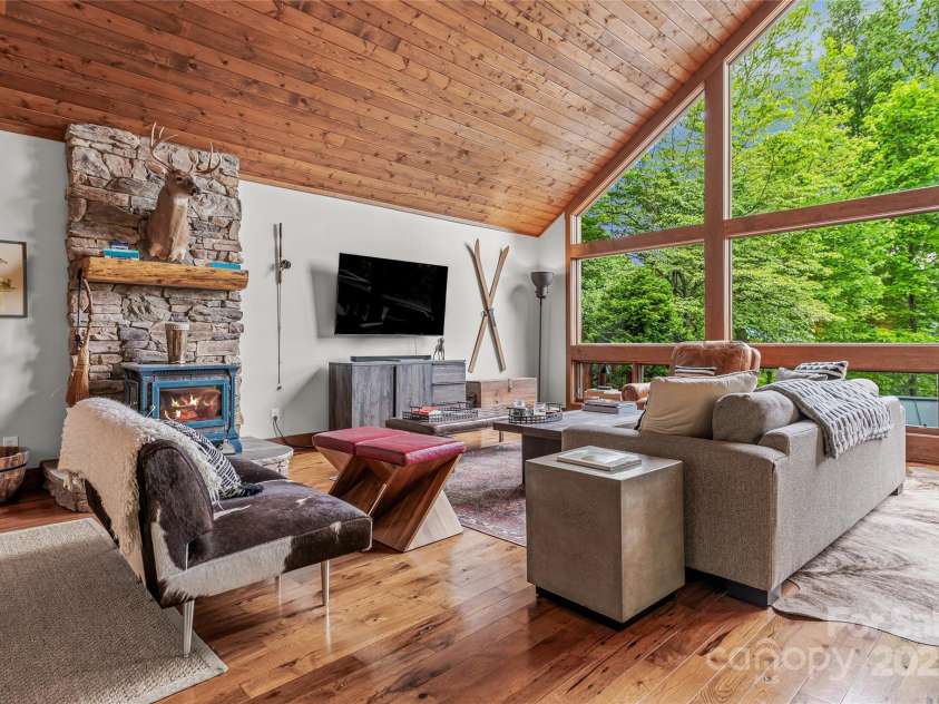 18 Hummingbird Hill, Black Mountain, NC 28711.  MLS# CAR4136784, YatesRealty ID 830. 