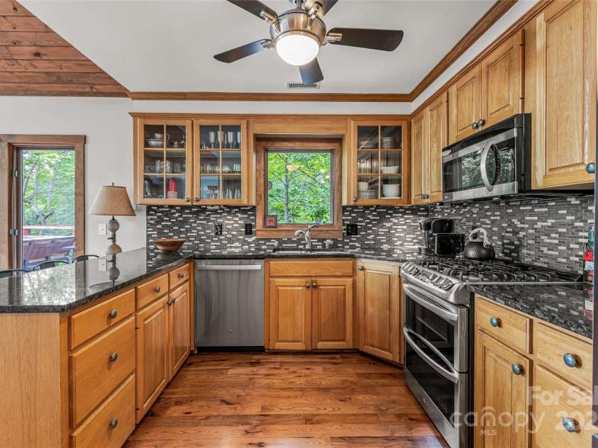 18 Hummingbird Hill, Black Mountain, NC 28711.  MLS# CAR4136784, YatesRealty ID 830. 