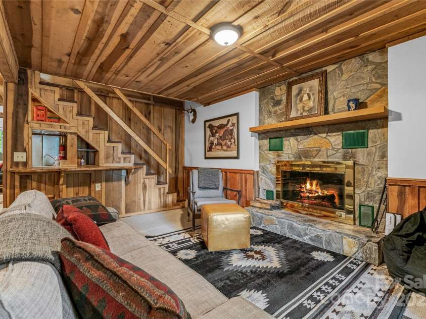 18 Hummingbird Hill, Black Mountain, NC 28711.  MLS# CAR4136784, YatesRealty ID 830. 