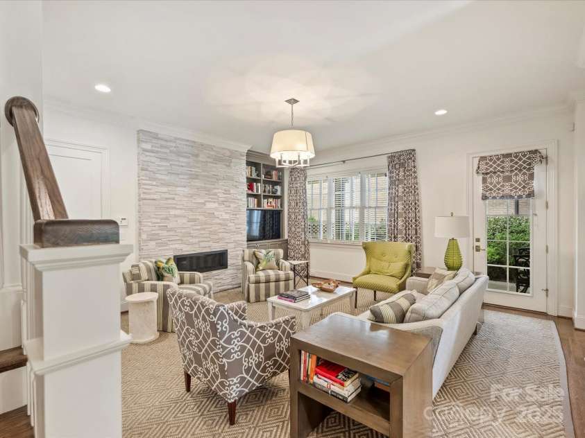 2616 Colton Drive, Charlotte, NC 28211.  MLS# CAR4245774, YatesRealty ID 8300. Living Room