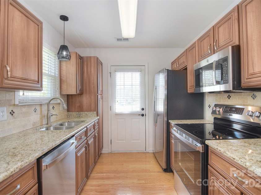 6631 Vlosi Drive, Charlotte, NC 28226.  MLS# CAR4248548, YatesRealty ID 8301. 