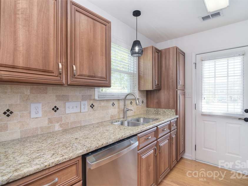 6631 Vlosi Drive, Charlotte, NC 28226.  MLS# CAR4248548, YatesRealty ID 8301. 
