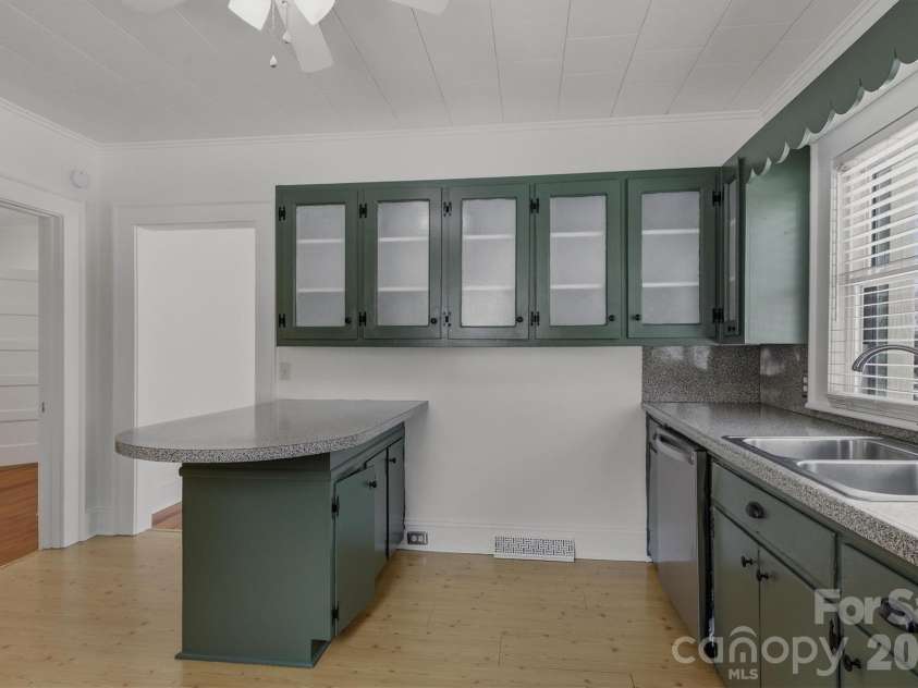 112 Myrtle Street, Morganton, NC 28655.  MLS# CAR4337598, YatesRealty ID 8303. 