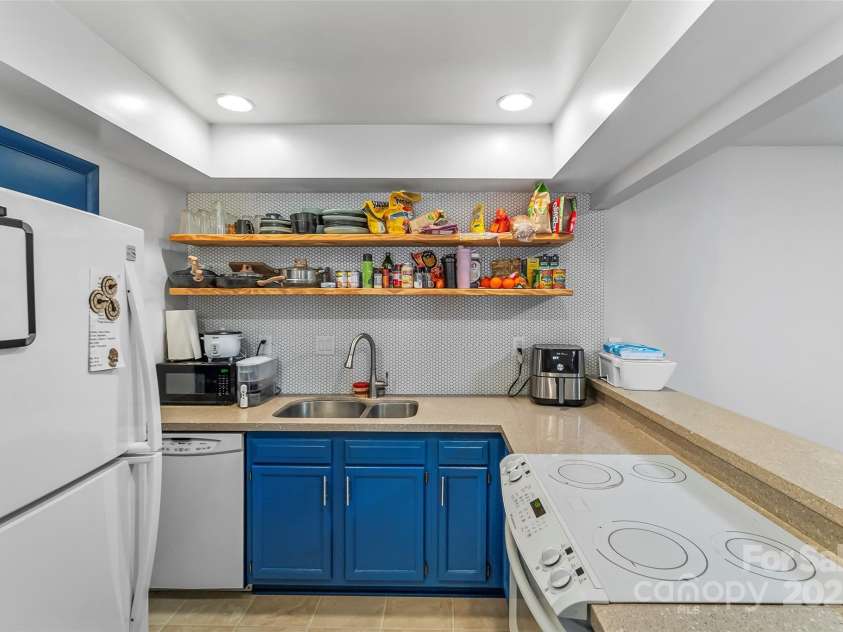 44 Ravencroft Lane, Asheville, NC 28803.  MLS# CAR4192799, YatesRealty ID 8303. 