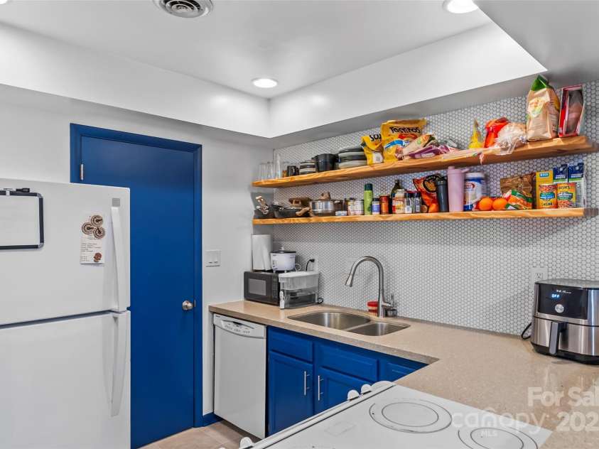 44 Ravencroft Lane, Asheville, NC 28803.  MLS# CAR4192799, YatesRealty ID 8303. 