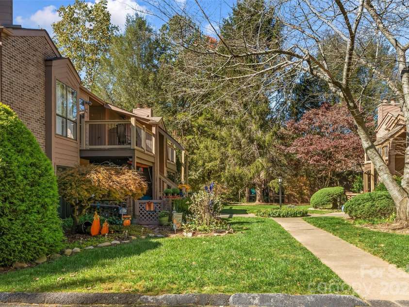 44 Ravencroft Lane, Asheville, NC 28803.  MLS# CAR4192799, YatesRealty ID 8303. 