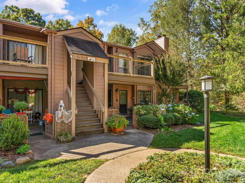 44 Ravencroft Lane, Asheville, NC 28803.  MLS# CAR4192799, YatesRealty ID 8303. 