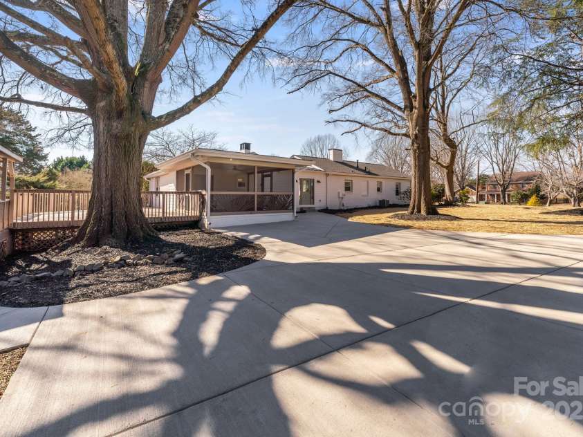 10512 Roseberry Court, Charlotte, NC 28277.  MLS# CAR4215414, YatesRealty ID 8308. Driveway and Deck View