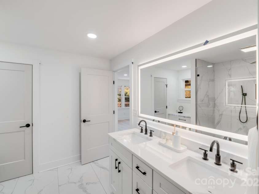 10512 Roseberry Court, Charlotte, NC 28277.  MLS# CAR4215414, YatesRealty ID 8308. Primary Bathroom