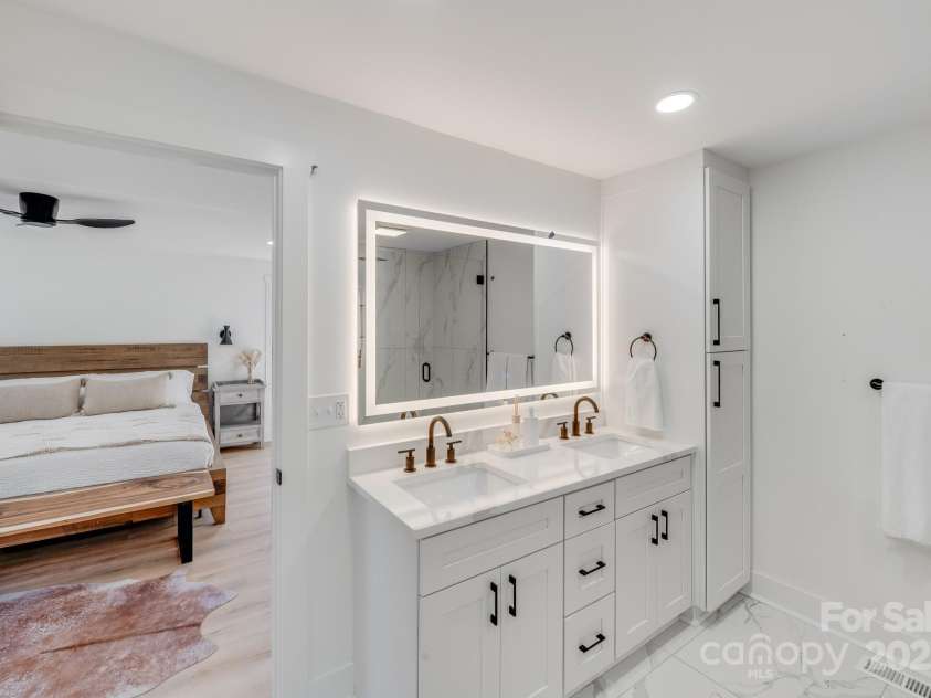 10512 Roseberry Court, Charlotte, NC 28277.  MLS# CAR4215414, YatesRealty ID 8308. Primary Bed/ Bath