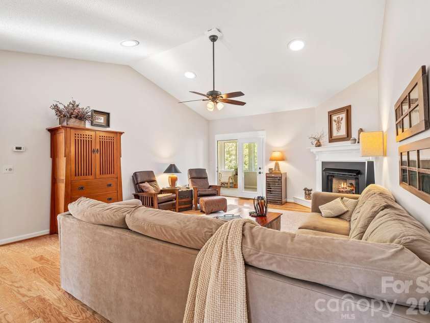 306 Croydon Drive, Hendersonville, NC 28791.  MLS# CAR4358919, YatesRealty ID 8309. 